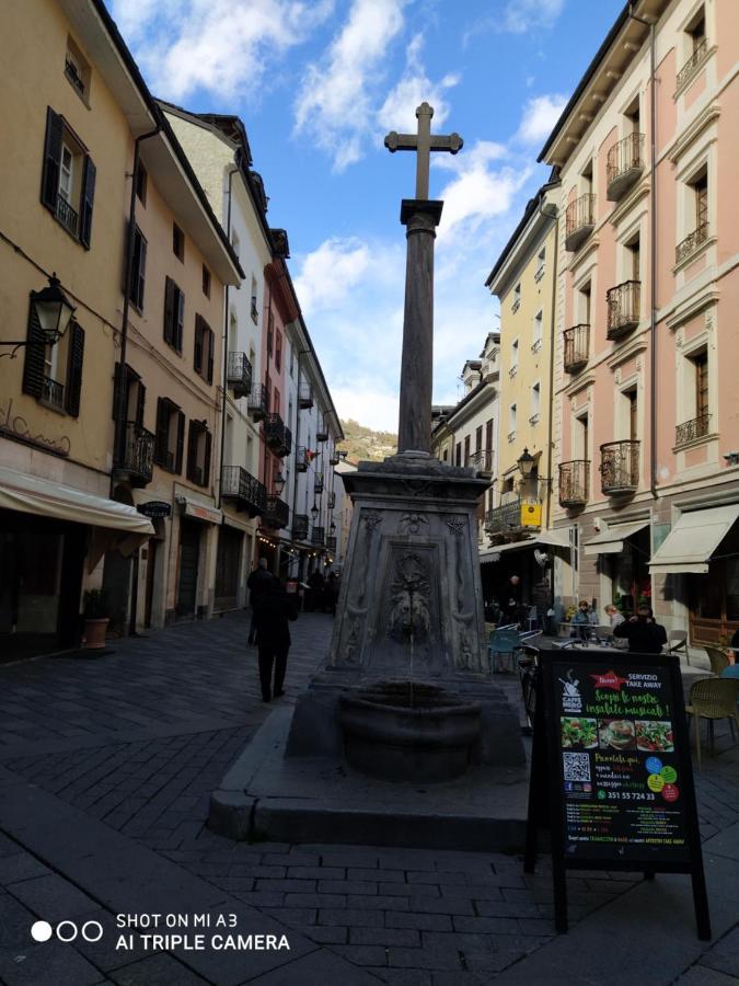 Appartamento Un oeil sur la cathédrale Aosta Esterno foto