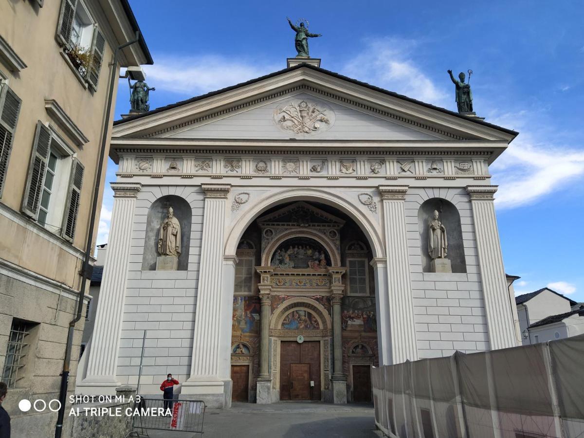 Appartamento Un oeil sur la cathédrale Aosta Esterno foto
